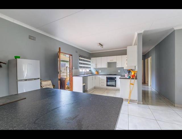 5 BEDROOM HOUSE FOR SALE IN HOWICK WEST